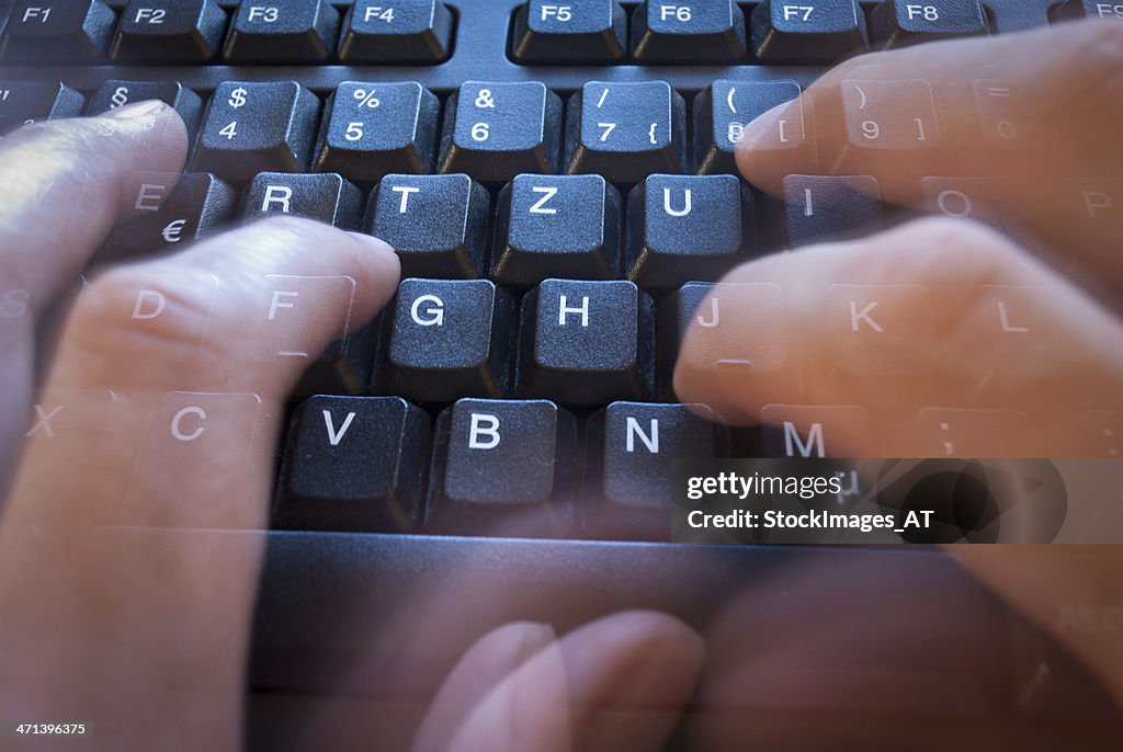 Muy rápido escribiendo en un teclado negro moderna