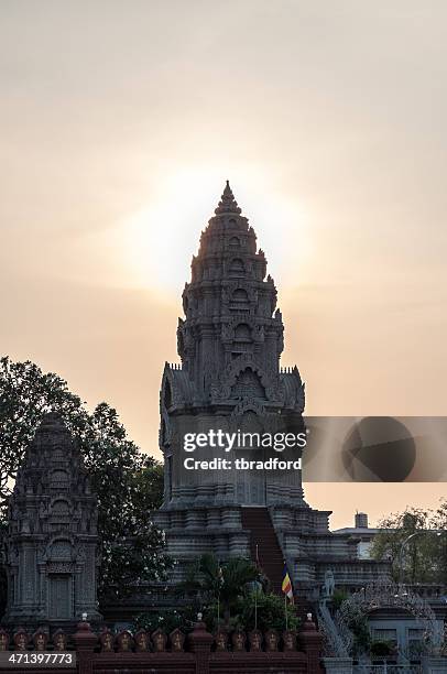 silhouette of wat ounalom at sunset in phnom penh, cambodia - wat ounalom stock pictures, royalty-free photos & images