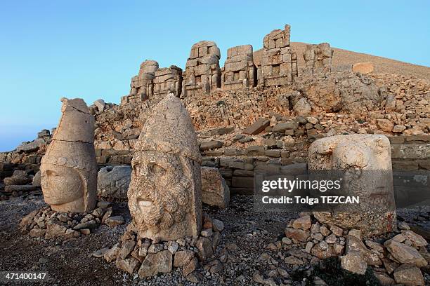 ancient statues at mount nemrut - nemrut dag stock pictures, royalty-free photos & images