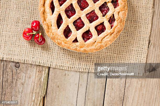 cherry pie and some fresh cherries - cherry pie stockfoto's en -beelden