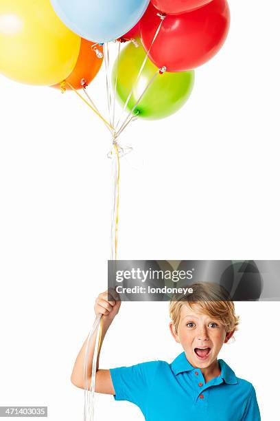 heureux petit garçon avec des ballons-isolé - child balloon studio photos et images de collection