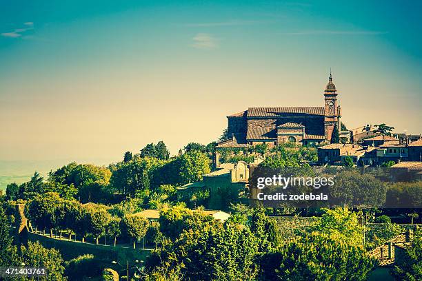 cidade de montalcino na toscana, itália - montalcino imagens e fotografias de stock