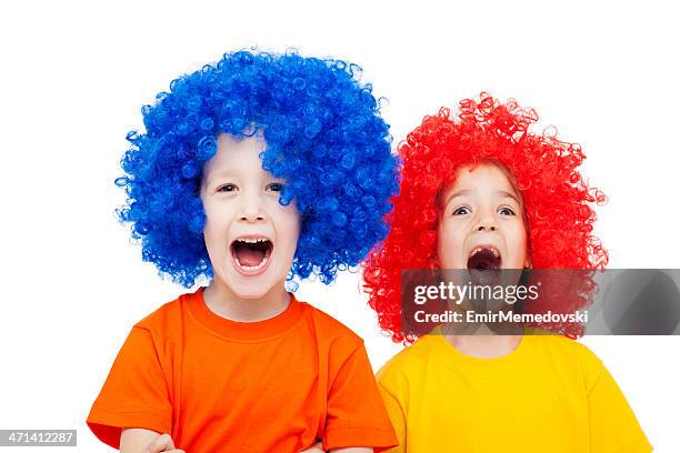 dos niños con peluca - wig fotografías e imágenes de stock