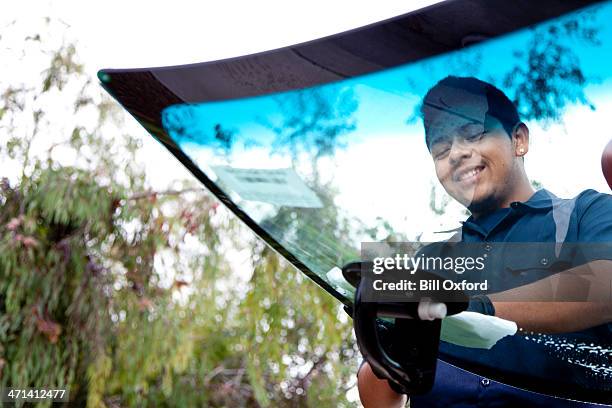 auto reparación & de vidrio de reemplazo - windshield fotografías e imágenes de stock