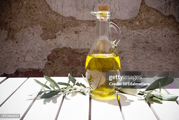 aceite de oliva y botella de derivación - kalamata olive fotografías e imágenes de stock