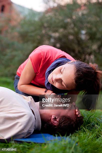 first aid - look, listen and feel for breathing - human reproductive organ stockfoto's en -beelden