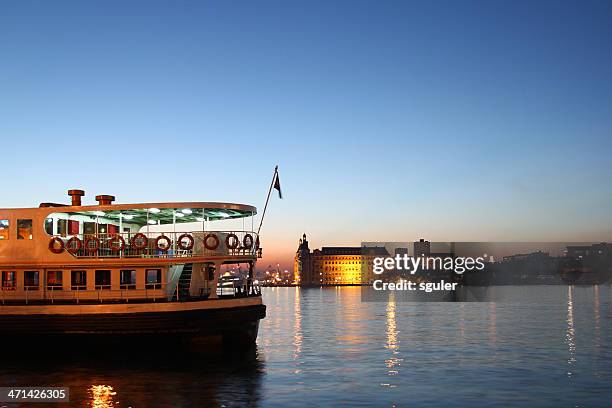 fähre und haydarpasa hafen in der dämmerung - haydarpasa stock-fotos und bilder