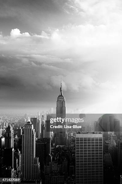 nyc skyline.black und weiß. - empire state building stock-fotos und bilder