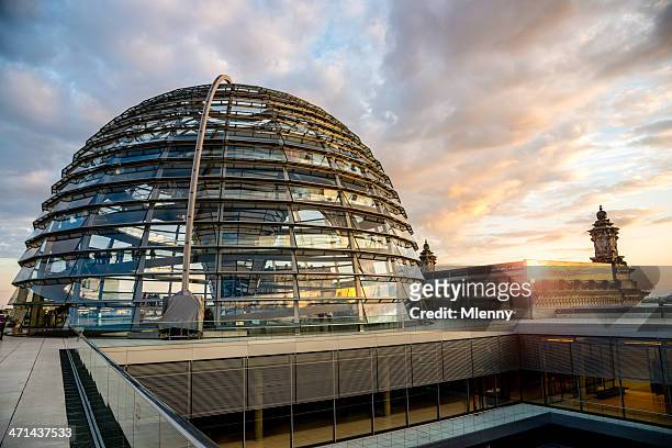 berliner reichstag dome sonnenuntergang - parlamentsgebäude regierungsgebäude stock-fotos und bilder