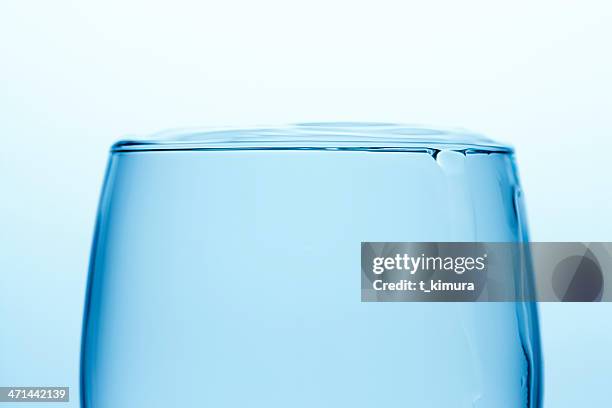 durchgehender glas wasser - overflowing glass stock-fotos und bilder