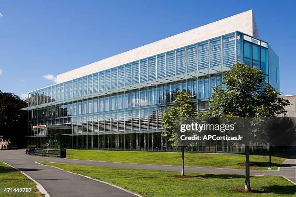 öffentliche bibliothek, cambridge, massachusetts, usa - cambridge massachusetts stock-fotos und bilder