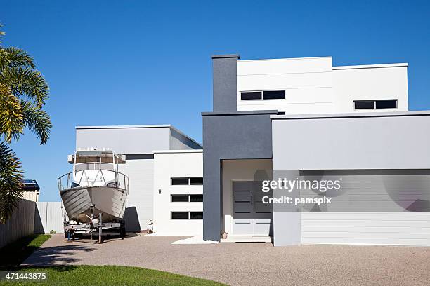 moderna casa con una embarcación y cielo azul - casa de dos pisos fotografías e imágenes de stock