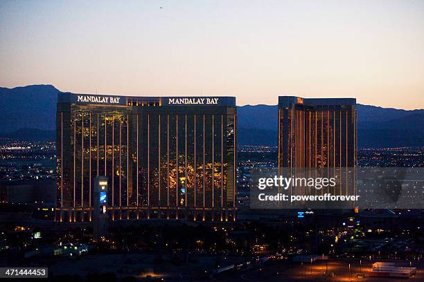 luftaufnahme des mandalay bay hotel casino sonnenuntergang - mandalay bay resort and casino stock-fotos und bilder