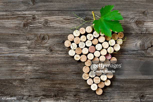 bunch of grapes shape made with corks - bottle stopper 個照片及圖片檔