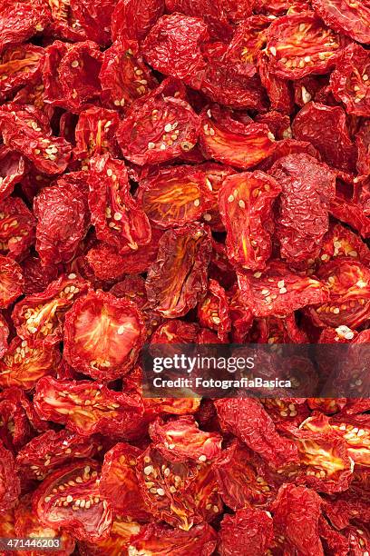 tomates secos fondo - alimentos-deshidratados fotografías e imágenes de stock