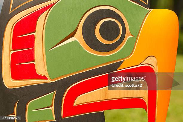 bald eagle woodcarving - indigenous art stockfoto's en -beelden