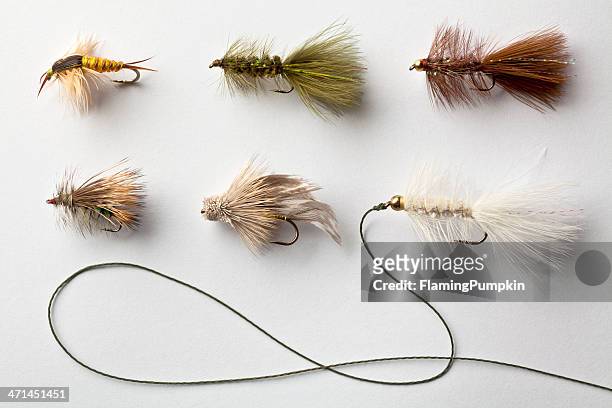 grupo de pesca com mosca voa, ou atrai no fundo branco - linha de pesca - fotografias e filmes do acervo