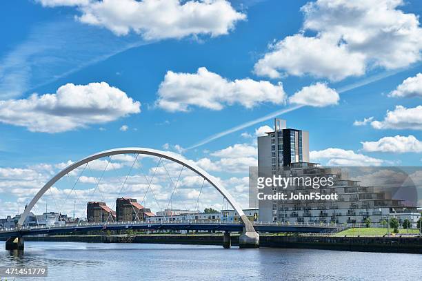 the clyde arc or squinty bridge in glasgow, scotland - glasgow scotland clyde stock pictures, royalty-free photos & images