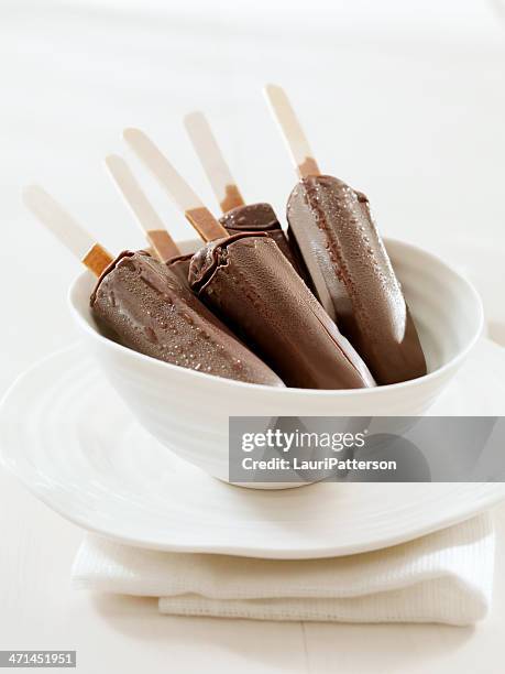 chocolate y dulce de azúcar y mantequilla paletas heladas - dulce de azúcar y mantequilla fotografías e imágenes de stock