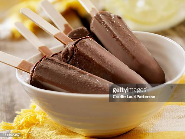 popsicles de chocolate e caramelo - calda de caramelo imagens e fotografias de stock