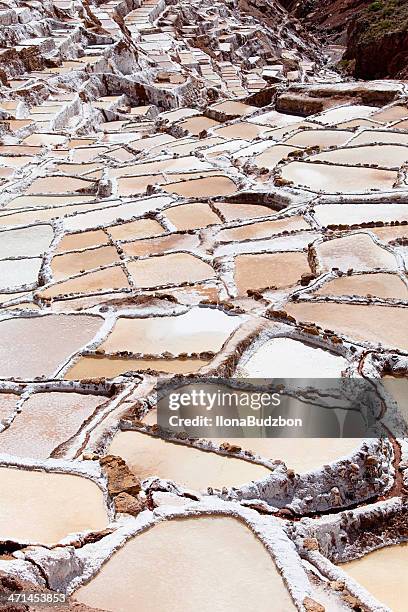 sal en maras estanques, cuzco, sagrado valle del incas - mina de sal fotografías e imágenes de stock