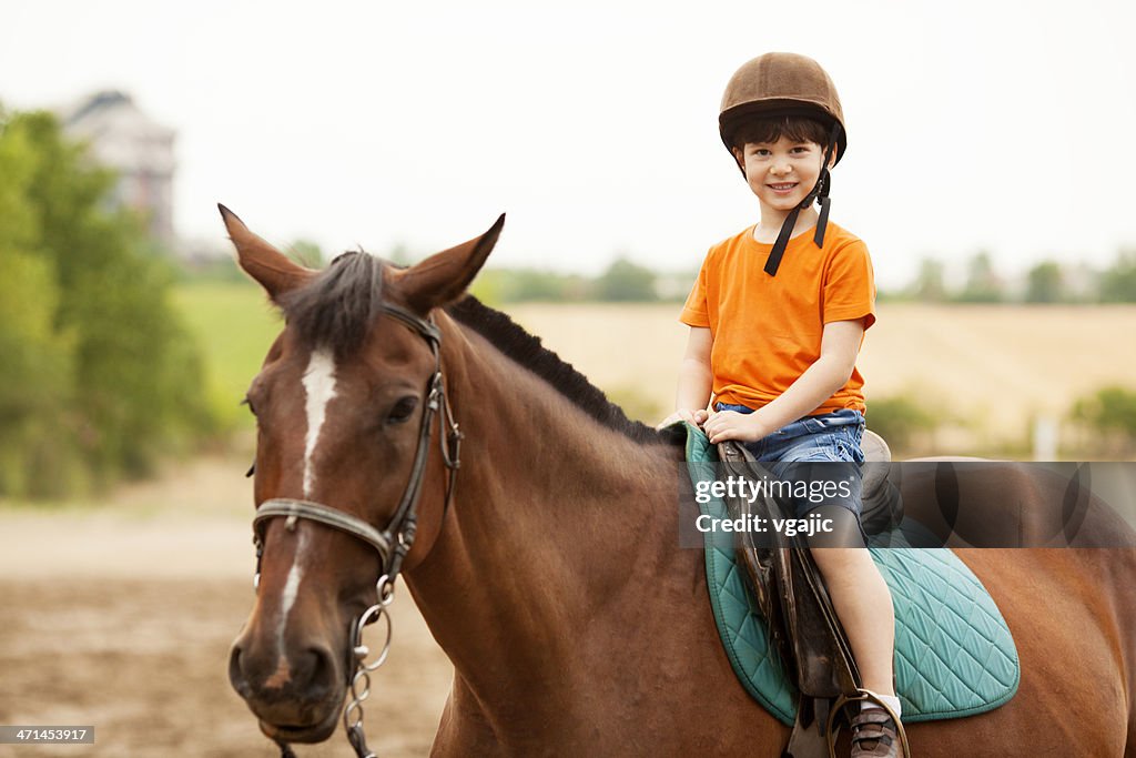子馬の乗馬をお過ごしください。