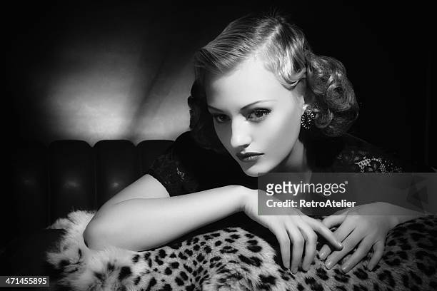 film-noir-stil. weibliche porträt - woman portrait film noir stock-fotos und bilder