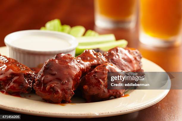 buffalo chicken wings und bier - blauschimmelkäse stock-fotos und bilder