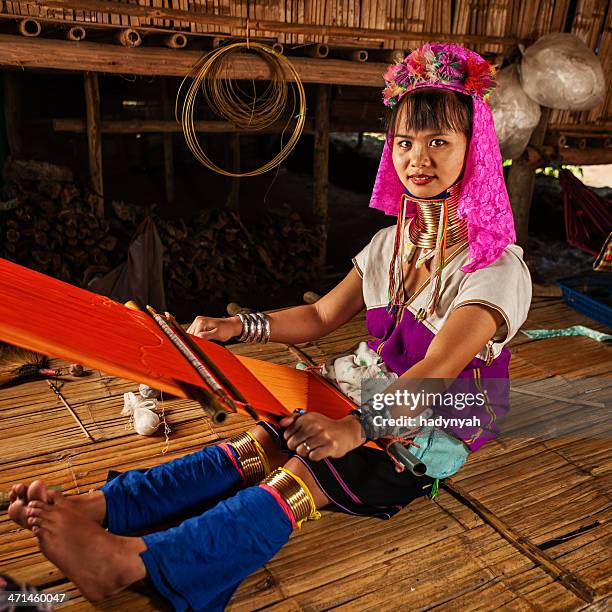 retrato de mujer de cuello largo karen tribe of noise - provincia de mae hong son fotografías e imágenes de stock