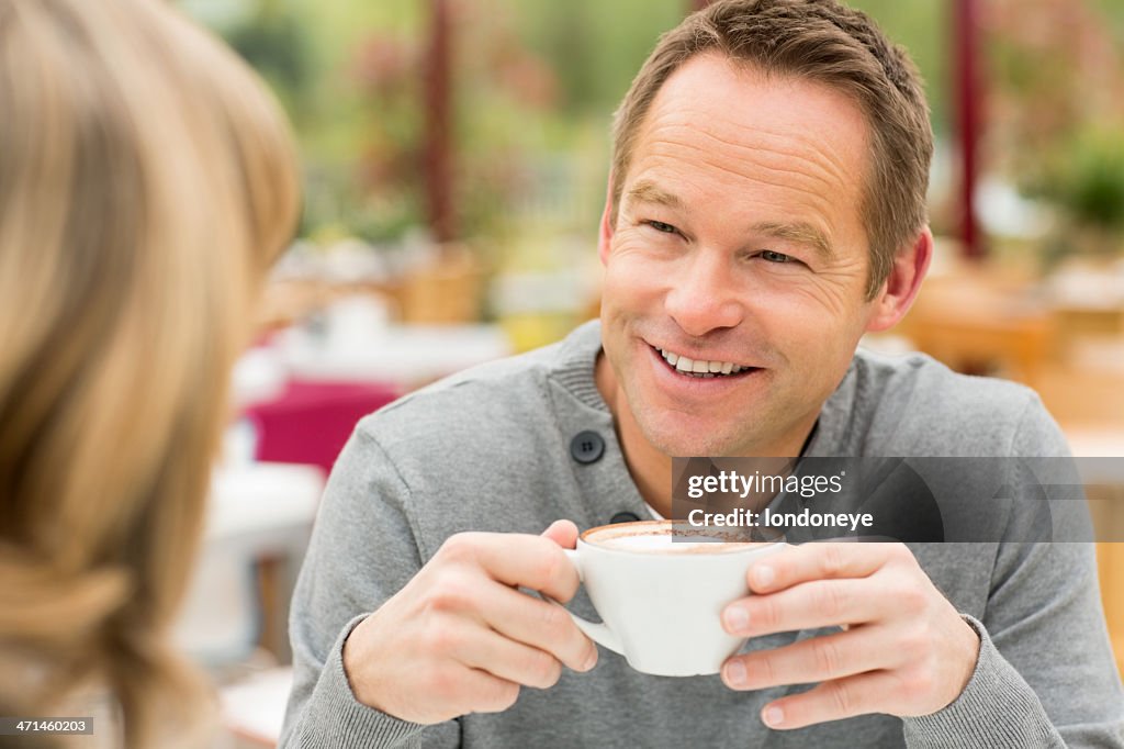 Homem no café com café