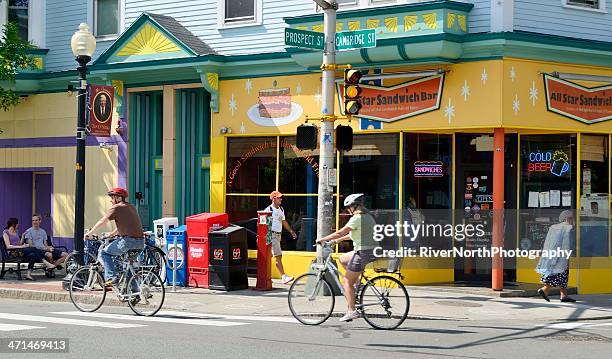 escena de la calle de la ciudad de cambridge - cambridge massachusetts fotografías e imágenes de stock