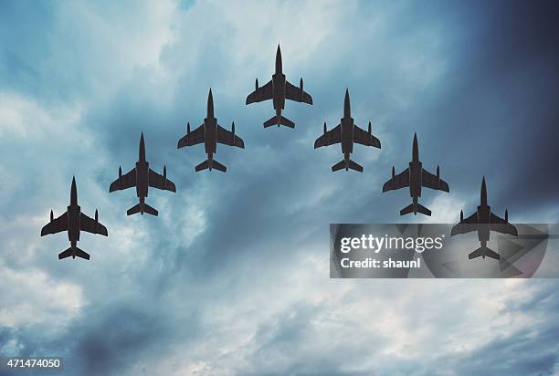 aviones de caza en formación - fighter plane fotografías e imágenes de stock