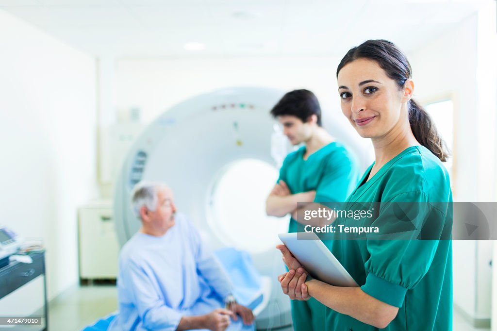 Paciente y el personal de enfermería de tomografía axial computerizada en un hospital.