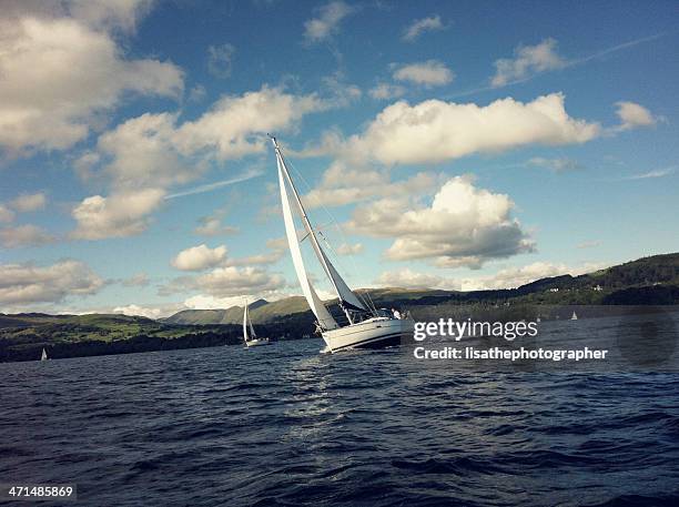 segeln auf dem lake windermere an. iphone - sailing tacking stock-fotos und bilder