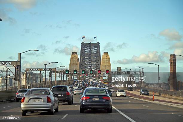 sydney harbour bridge, der verkehr - australian bus driver stock-fotos und bilder
