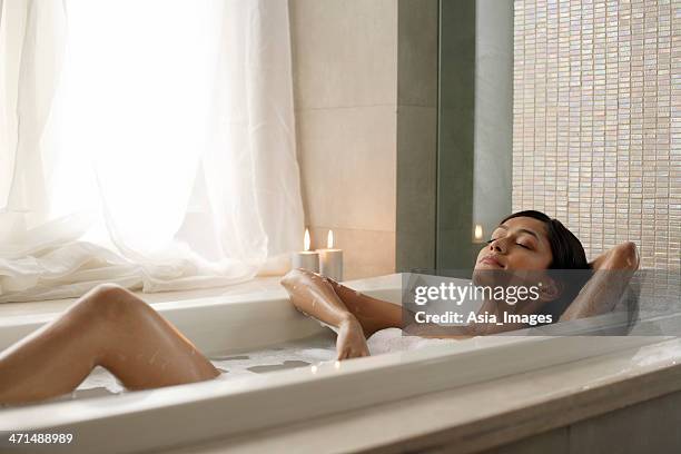femme s'étendre dans la baignoire - beautiful woman bath photos et images de collection