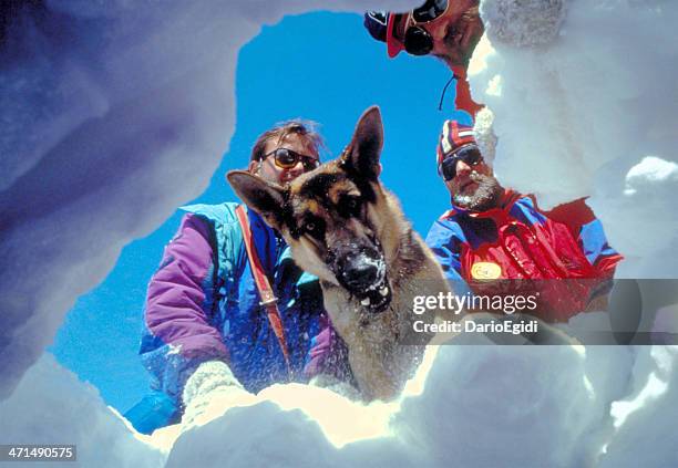 menschen vintage bergretter - avalanche stock-fotos und bilder