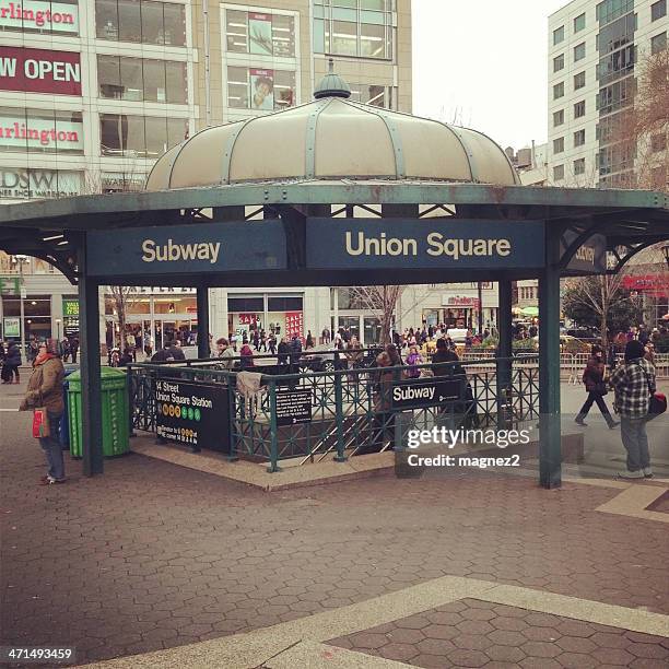 union square u-bahn-station in new york city - union square stock-fotos und bilder