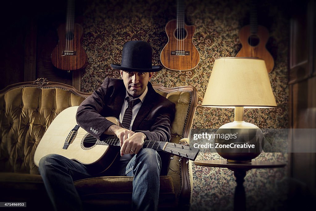 Desempenha Guitarra alternativa Cantor