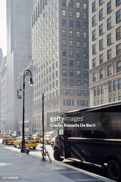 ups worldwide delivery truck, new york city. - auto post production filter stockfoto's en -beelden