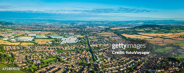 foto aérea panorámica de la zona suburbana de hogares está rodeado de verdes campo - gloucester england fotografías e imágenes de stock