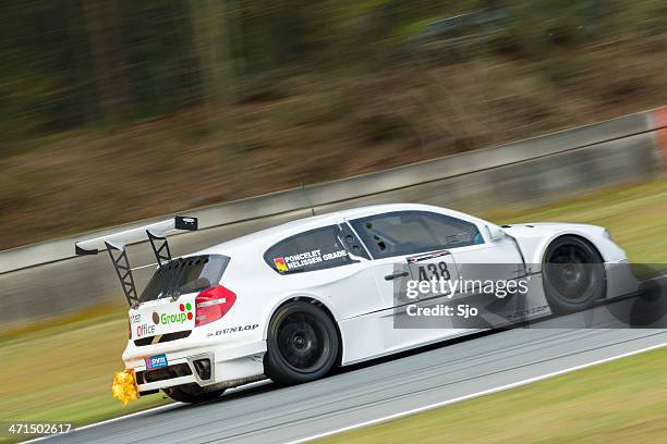 bmw 1 race car - in flames band stockfoto's en -beelden