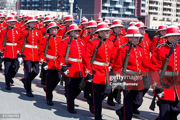 parade militaire canadienne - canadian military uniform photos et images de collection