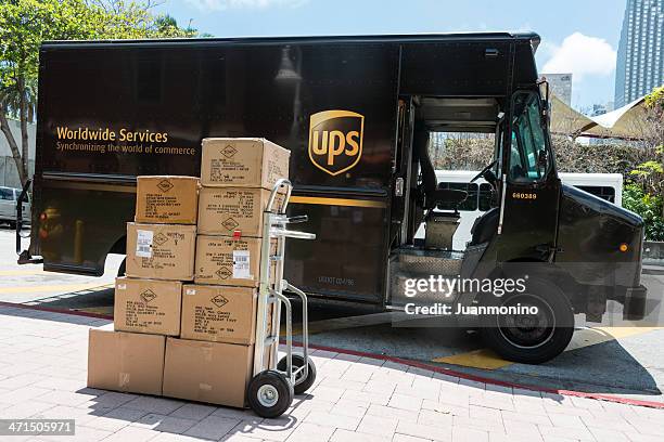 ups delivering - ups stock pictures, royalty-free photos & images