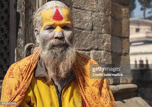 retrato de sadhu - santa face fotografías e imágenes de stock