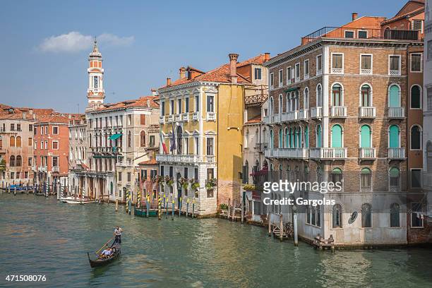 blick auf den canal grande, venedig, italien - schiffstaxi stock-fotos und bilder