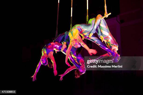 acrobates - trapéziste photos et images de collection