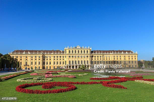 sch&#246;nbrunn palace &amp; gardens, vienna - schonbrunn palace stock pictures, royalty-free photos & images