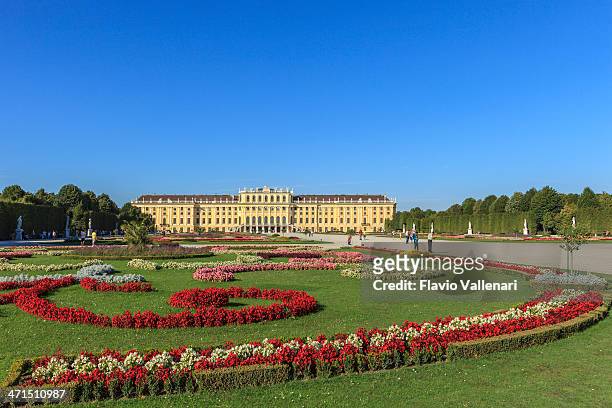 sch&#246;nbrunn palace &amp; gardens, vienna - wien schönbrunn stockfoto's en -beelden