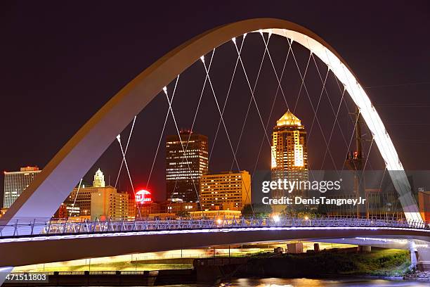 center street bridge in des moines, iowa at night - des moines iowa stock pictures, royalty-free photos & images